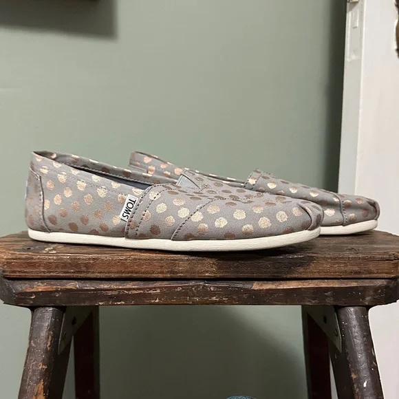 NWOT TOMS Classic Drizzle Grey/Rose Gold Foil Polka Dot Slip-Ons - Picture 2 of 13